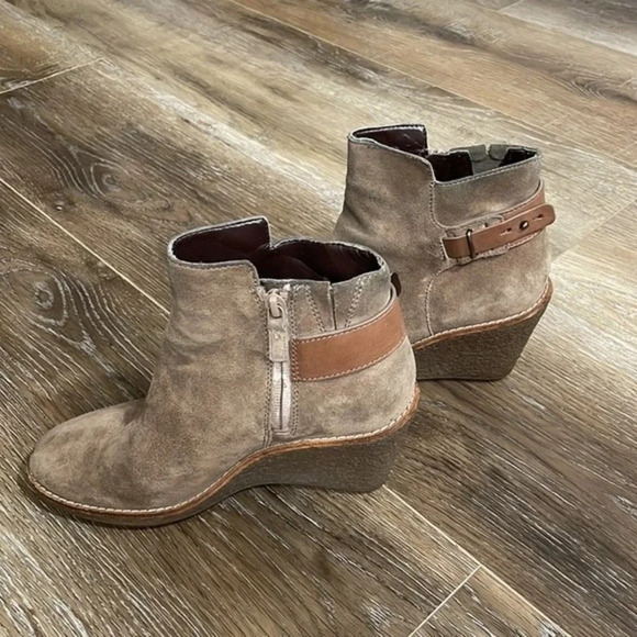 Cole Haan Martina Suede Tan Ankle Booties, size 6.5 - Picture 4 of 13